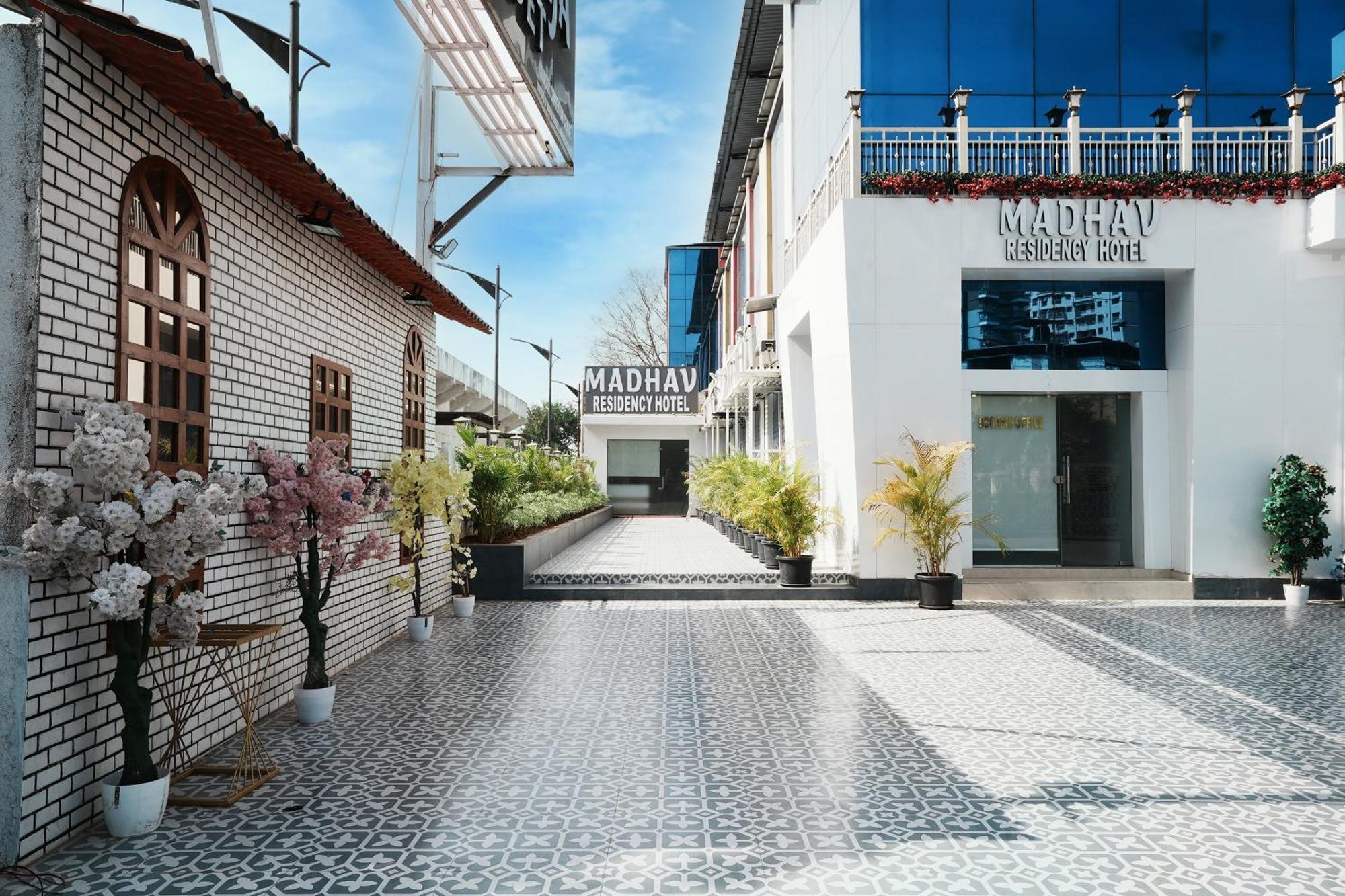 Madhav Residency Hotel & Banquet, Kalyan, Mumbai Kalyān Exterior foto